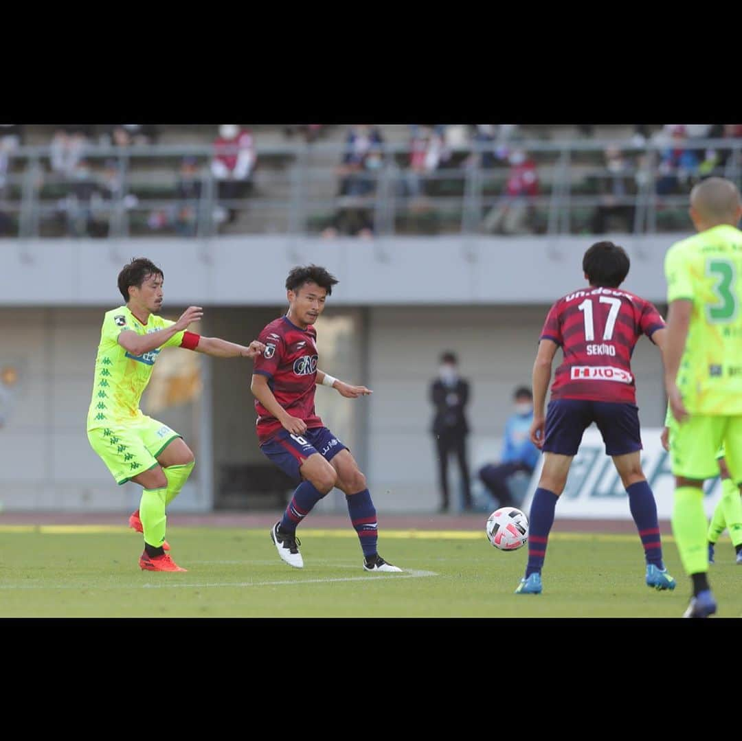 喜山康平さんのインスタグラム写真 - (喜山康平Instagram)「サッカーの神様はやっぱりいるんだなと試合後ピッチから空を見上げているときに思いました。  2月に離脱をしてから、何回も復帰に失敗してきて、痛みが出ると歩くのも痛く、普通に生活するのも厳しい時期が何回かあり精神的にもサッカー人生で一番キツかった…  今年はあっという間に過ぎてしまってるとよく聞くけれど自分としてはとても長い期間で、もうサッカーをする事がこのままできないんじゃないかと思っていたけれど、絶対治ると言ってくれる人達がいて、たくさんの人達の協力のおかげで昨日ようやくピッチに戻ることが出来ました。  何回もリハビリに取り組んでは失敗してしまったけれど、改めて取り組んだリハビリの目標は復帰することじゃなく、試合で勝利に貢献すること、そして連戦でも闘える身体を作ることだったから、短い時間だったけれど難しい展開の中、みんなの頑張りで勝つことができ、ホームでたくさんのサポーターとチームメイトみんなで喜びあうことが出来て良かったです。  復帰するまでには本当にたくさんの人に励まされ、支えてもらいました。  監督、コーチングスタッフ、クラブスタッフ、チームメイト達…  そしてサポーターの待ってるよという声に勇気と力をもらってきました。  感謝の心を忘れずに残り12試合たくさんの勝利に貢献できるように。  またすぐに試合があるのでみんなでいい準備をしていきます！！  昨日は応援ありがとうございました🙏✨  #ケツメイシ #覚悟はいいか　 #この曲にたくさんパワーを貰いました」11月2日 15時15分 - koheikiyama_