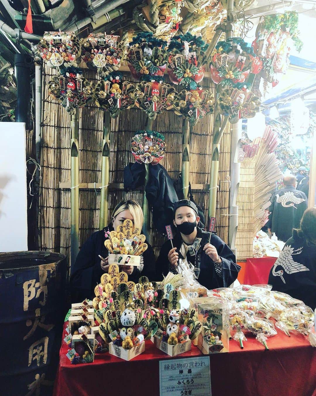 のインスタグラム：「花園神社の酉の市、熊手をモナと姫が。今年はコロナ禍で茶屋などは一切ありません。寂しいしお祭り騒ぎが出来る訳じゃないけど、この少し静かな酉の市って見た事ないからもうこのご時世なのでこの空気感は今年で終わりになりますようにとの願いと、でもこんな経験もない！と割り切って、参拝して、おみくじひいて、大吉だったんだけど、内容がとても大吉と思えない内容でした。  モナと姫、電気が少しズレて暗くて爆笑でしたが、さすがに暗い！と判断され帰る時には電気付けて貰えてて安心‪。  一の酉は本日22時まで。 二の酉、13.14日 三の酉、25.26日  熊手は後程載せます♡  #花園神社 #酉の市 #熊手」