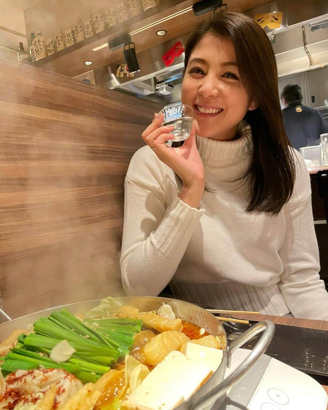 源崎トモエのインスタグラム：「寒くなってきて お鍋🍲と日本酒🍶が合う季節になりましたね😋💕 . #お鍋の季節 #日本酒好き #お酒好き #お鍋好き  #秋冬は美味しいものがいっぱい  #12pro #加工なしでこの綺麗さ  #画質良すぎ」