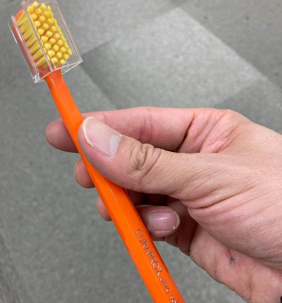 牧野克彦さんのインスタグラム写真 - (牧野克彦Instagram)「歯ブラシは高密度デカヘッドがブーム！ なんと2センチ程の間に5000本以上の毛が。ついつい圧力加えてしまう私でもこのタイプなら分散されて適正な圧で磨ける。千円位するけど通常の歯ブラシの3倍くらい持ちがいいらしい。試してます。　#デカヘッド　#歯ブラシ　#歯磨き　#健康マニア」11月2日 15時18分 - makinokatsuhiko