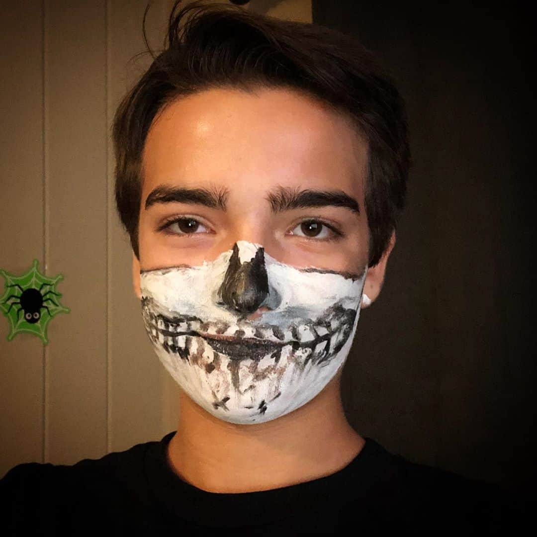 イライアス・ハーガーのインスタグラム：「Boo! I hope you had a great Halloween! Tell me how you celebrated! I helped my parents put on scavenger hunt at home for my two younger siblings. It was a lot of fun. 🎃👻💀」