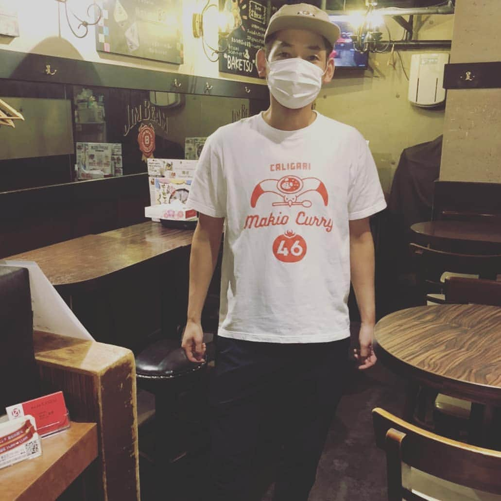 山本しろうさんのインスタグラム写真 - (山本しろうInstagram)「トマトはやっぱりマキオカリーのTシャツにかぎる #二日で一トマト  #Tシャツ #3000円 #新宿カリガリマキオカリー46号店  #カリガリマキオカリー #カリガリカレー  #エルシャラカーニしろう  #トマト #トマト！！」11月2日 9時54分 - yamamotoshiroto