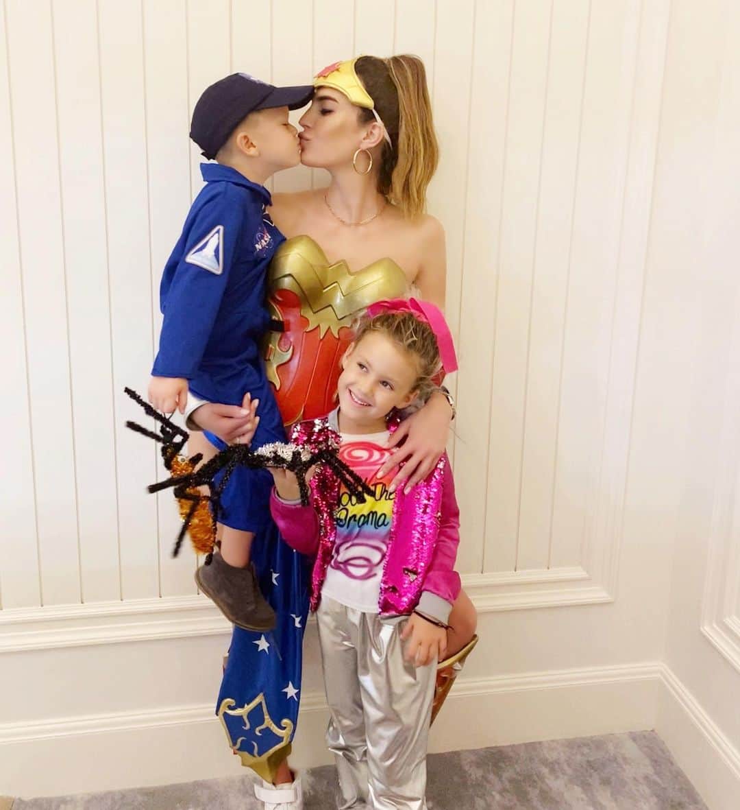 Elizabeth Chambers Hammerのインスタグラム：「An astronaut, Jojo Siwa and Wonder Woman. Not a theme, but all American dream. Happiest  Halloween from GC! 🔮🕸🎃」