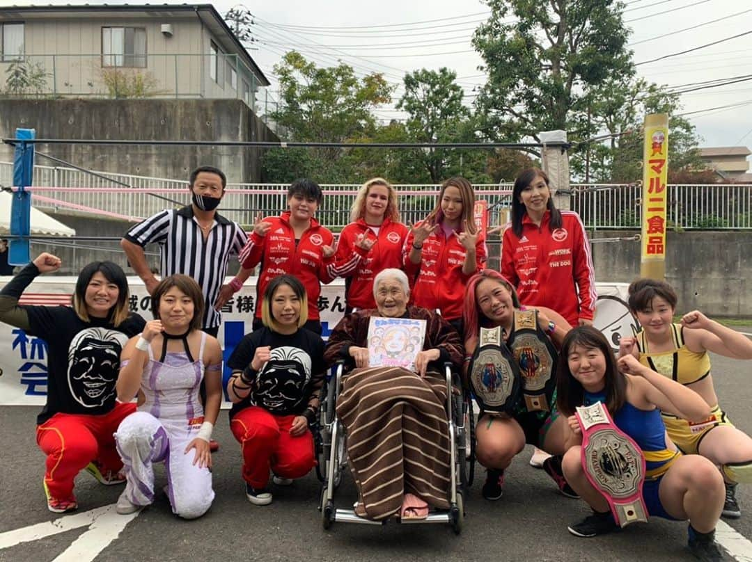 里村明衣子さんのインスタグラム写真 - (里村明衣子Instagram)「きみおばあちゃん100歳👵生誕祭 杜のホスピタル・あおば。 ここは認知症患者専門病院です。 プロレス好きな、きみおばあちゃんの為に15年前から病院にプロレスを呼んでくださっています。 1番最初にお会いした時は86歳でらっしゃいました。 今年は100歳になられました！ 本当におめでとうございます。 そして、院長先生の継続的なご厚意で、私達も患者の皆様と交流させていただき、素晴らしい経験をさせていただいています。 #きみおばあちゃん #仙女 #杜のほすぴたるあおば #女子プロレス #仙台 #宮城県」11月2日 10時06分 - meiko_satomura