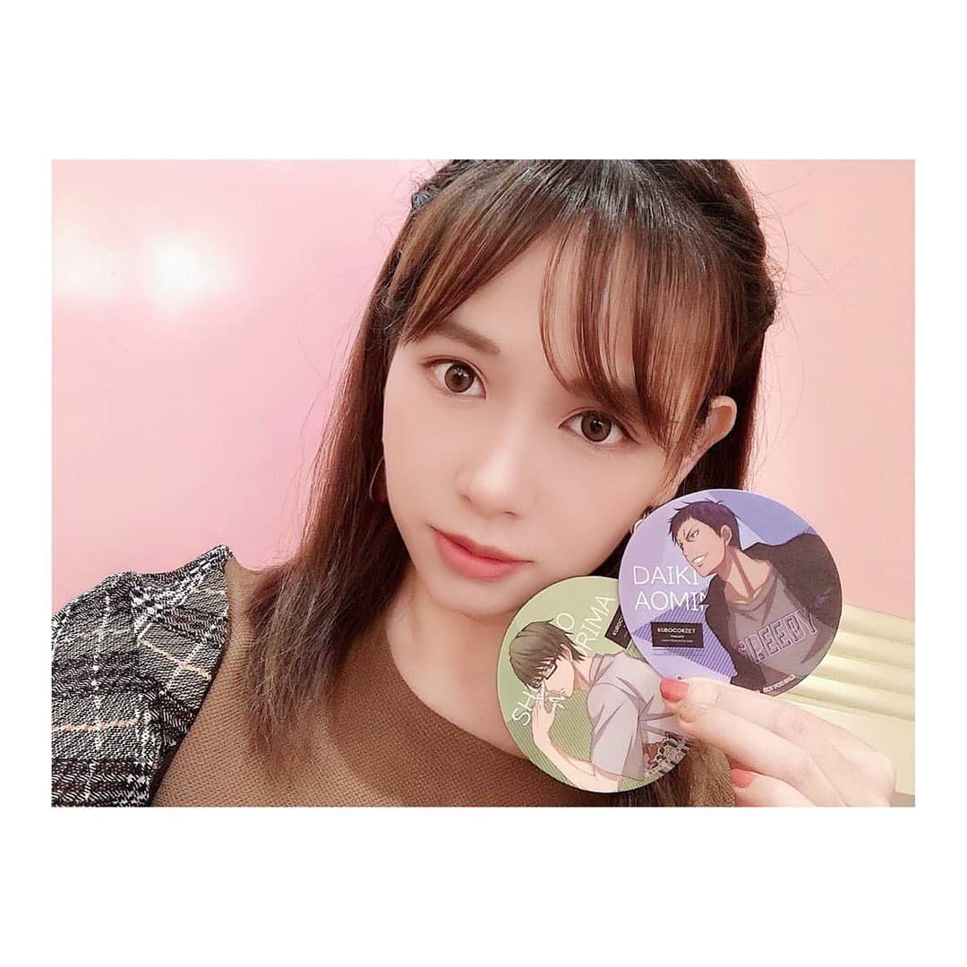 小河結香のインスタグラム：「黒バスコラボカフェ☕️🏀 黒子のバスケ×スイパラのコラボカフェ 行ってきた時の🥰 黒バスはみんなカッコ良いから 誰来てくれても当たり💖 相変わらず推しは引けないけどね💧 メニューは推しのじゃなくて 食べたいの選んだんだけど もしや店員さんメニューと 特典のキャラ合わせてくれた❓ それとも偶然⁉️ 動画は編集する気が振るい起きないから まだまだお休み中✋ 再び更新される日は来るのでしょうか🤔笑 #黒バス  #黒バスカフェ #黒子のバスケ #コラボカフェ #アニヲタ #ヲタ活 #スイパラ #スイパラコラボ #ゆんのヲタ活記録」