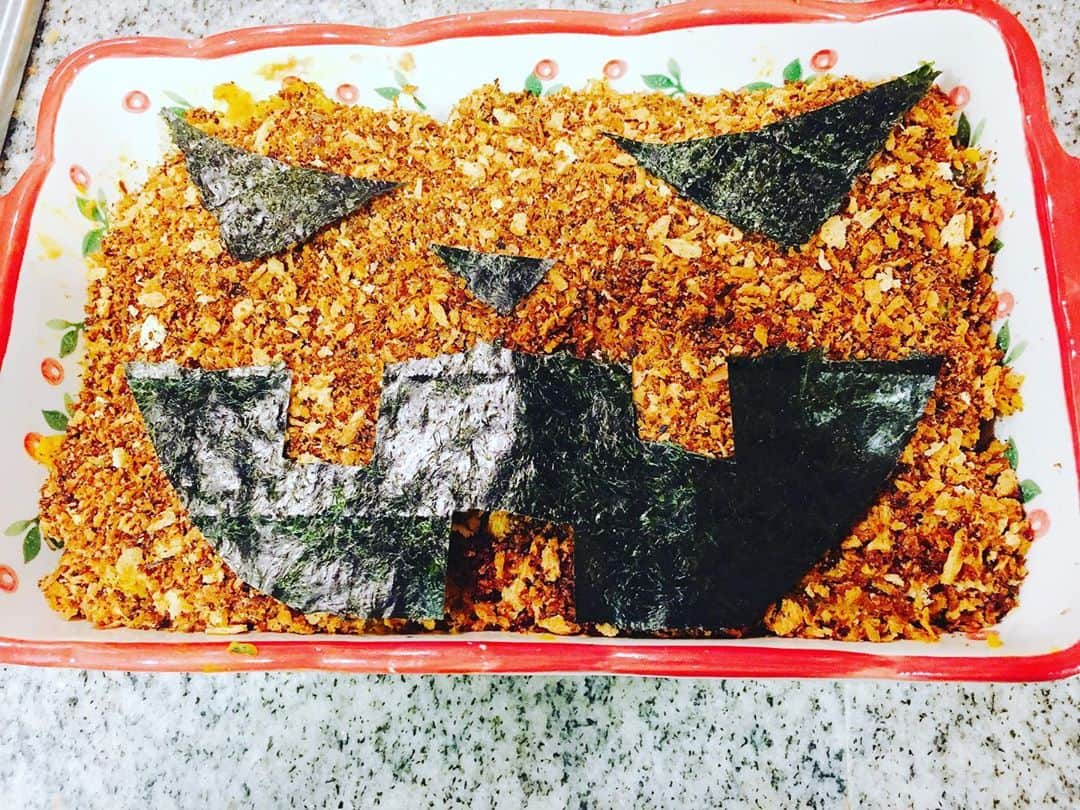 佐藤仁美さんのインスタグラム写真 - (佐藤仁美Instagram)「ハロウィンご飯  スコップカボチャコロッケ  カボチャパイ  紫キャベツとにんじんの コールスロー  #美味しくできたよ」11月2日 10時02分 - sato.hitomi.19791010