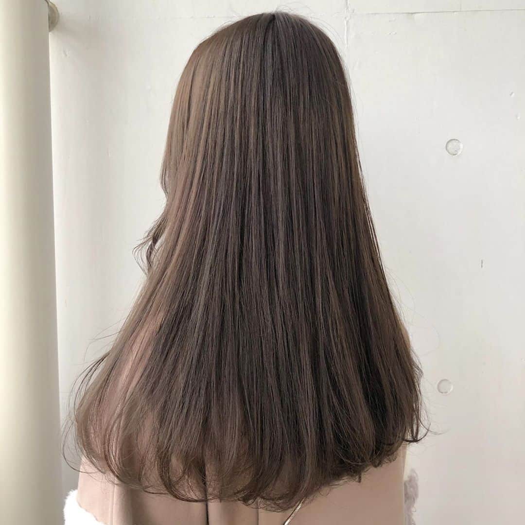 のインスタグラム：「. . no bleach marron color 🌰💕 . ずっと通ってくださっているお客様 。 ブリーチなしでもこんなに透け透け ✨ . 先日のライブにお付き合いくださったお優しい方々 長々といつもありがとうございます 🙏🏼 ( 後半は仏みたいな顔してほぼダイエットとグラマラスパッツと矯正の話 。笑 ) ご要望や意見がありましたら是非お待ちしています ☺️✨ . . #hamada_hair」