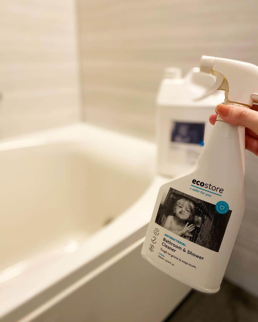 のインスタグラム：「おはようございます。今日は、お風呂掃除を徹底的に🧼🛁 @ecostore.jp の#バスクリーナー、　 お気に入りで詰め替えも購入しました。#サスティナブル 。 #ecostore #エコストア#オーガニック#無添加」