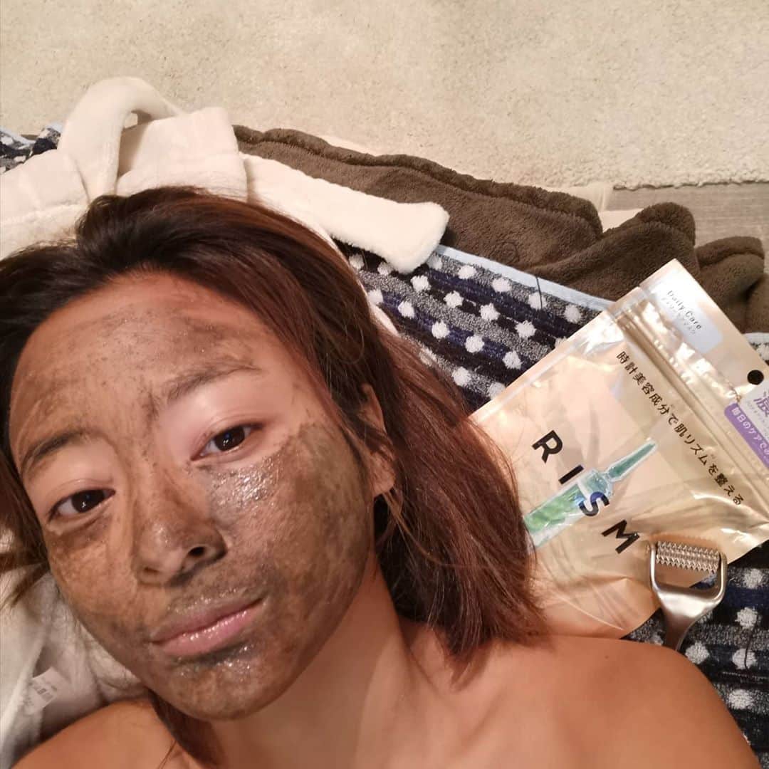 脇田恵子のインスタグラム：「アルジルタルのクレイでクレンジングして しっかり洗顔した後に保湿しながらハリフト最強😀💯。  クレイに美容液とか混ぜてパックしながら余分なものを落として保湿するのが私の肌は気持ちいいらしい🤫。  クレイすると顔の浮腫みも取れる気がする🤔。 寒くなってきて乾燥するねー」