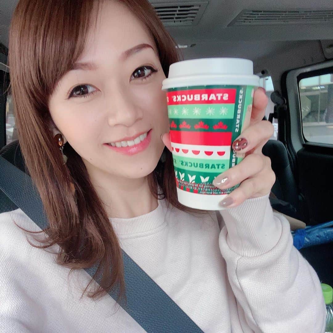 岡部玲子さんのインスタグラム写真 - (岡部玲子Instagram)「スタバのカップがクリスマスデザインに🎄😍 新作フラペチーノも発売になっていたけれど、季節的にも朝から飲む自信がなかったので😅ホットのラテ☕️❤️ ちゃっかり新作クランベリーブリスバーまで買っちゃいました🤣 スパイスがきいていて私好みのアメリカンな大人の味✨ 何でもデザインが変わるだけでとっても気持ちが上がる単純な私です🤣  #岡部玲子 #タレント　#レポーター　#アナウンサー　#キャスター　#女子アナ　#スターバックス　#スタバ　#クリスマス  #クリスマスデザイン　#クランベリーブリスバー #starbucks #japan #christmas #cranberry #cake」11月2日 10時12分 - reiko_okabe