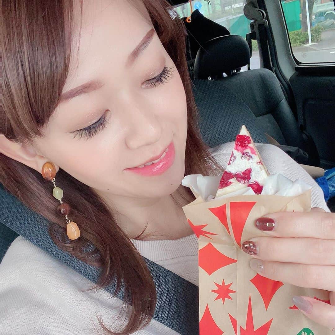 岡部玲子さんのインスタグラム写真 - (岡部玲子Instagram)「スタバのカップがクリスマスデザインに🎄😍 新作フラペチーノも発売になっていたけれど、季節的にも朝から飲む自信がなかったので😅ホットのラテ☕️❤️ ちゃっかり新作クランベリーブリスバーまで買っちゃいました🤣 スパイスがきいていて私好みのアメリカンな大人の味✨ 何でもデザインが変わるだけでとっても気持ちが上がる単純な私です🤣  #岡部玲子 #タレント　#レポーター　#アナウンサー　#キャスター　#女子アナ　#スターバックス　#スタバ　#クリスマス  #クリスマスデザイン　#クランベリーブリスバー #starbucks #japan #christmas #cranberry #cake」11月2日 10時12分 - reiko_okabe