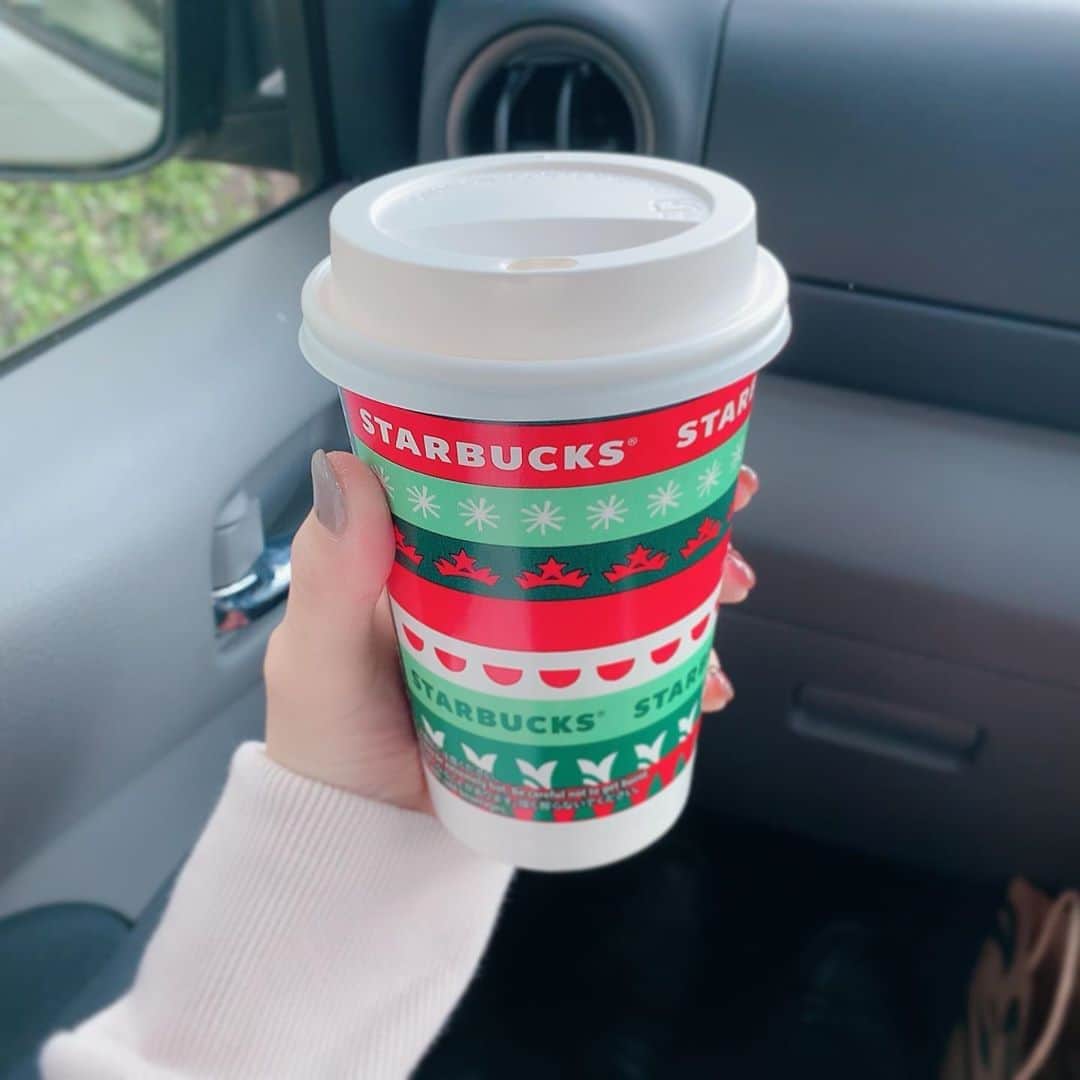 岡部玲子さんのインスタグラム写真 - (岡部玲子Instagram)「スタバのカップがクリスマスデザインに🎄😍 新作フラペチーノも発売になっていたけれど、季節的にも朝から飲む自信がなかったので😅ホットのラテ☕️❤️ ちゃっかり新作クランベリーブリスバーまで買っちゃいました🤣 スパイスがきいていて私好みのアメリカンな大人の味✨ 何でもデザインが変わるだけでとっても気持ちが上がる単純な私です🤣  #岡部玲子 #タレント　#レポーター　#アナウンサー　#キャスター　#女子アナ　#スターバックス　#スタバ　#クリスマス  #クリスマスデザイン　#クランベリーブリスバー #starbucks #japan #christmas #cranberry #cake」11月2日 10時12分 - reiko_okabe