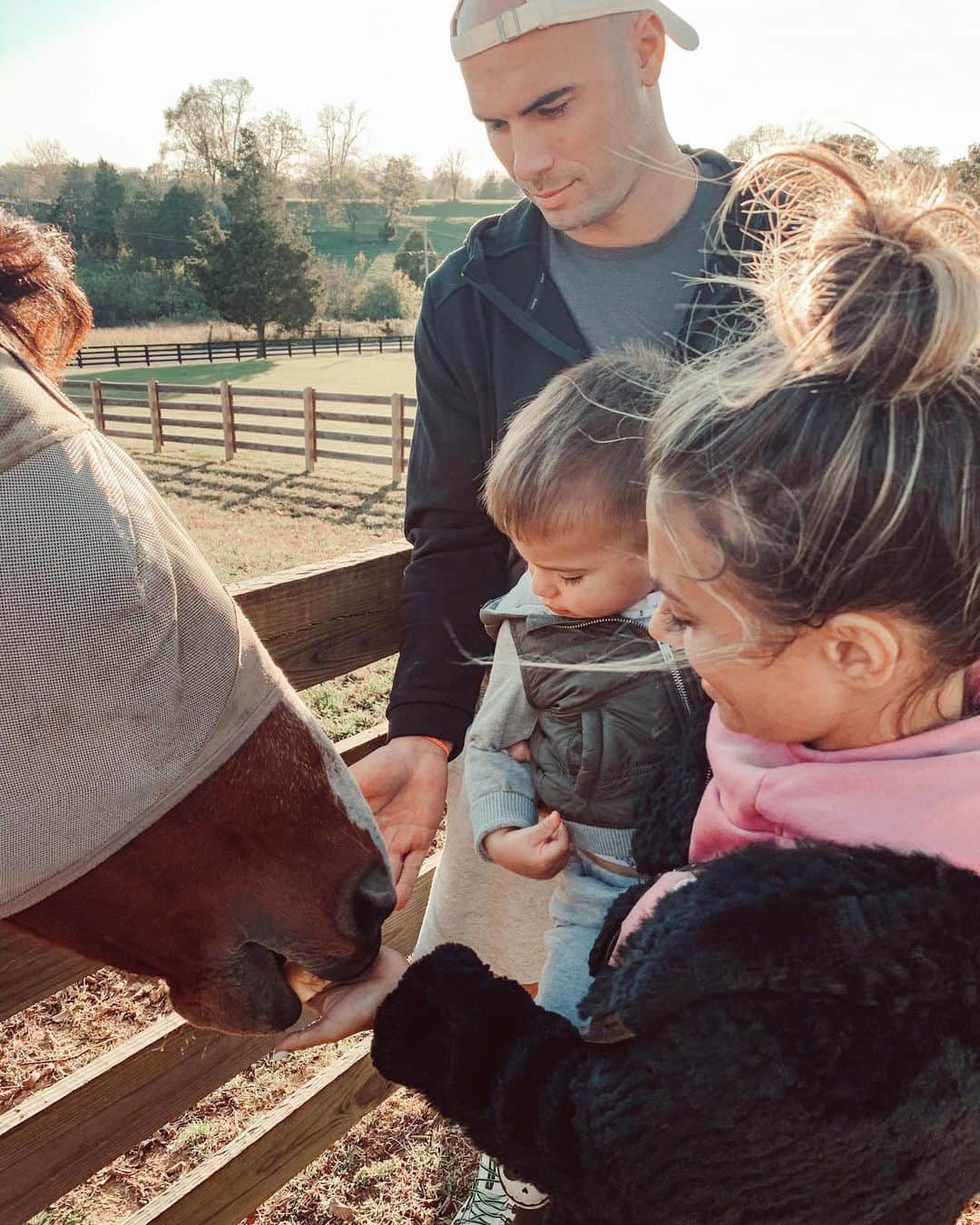 ジャナ・クレイマーさんのインスタグラム写真 - (ジャナ・クレイマーInstagram)「Farm day Sunday. Thanks to @lindafish12 for letting us love on the horses today.」11月2日 10時17分 - kramergirl