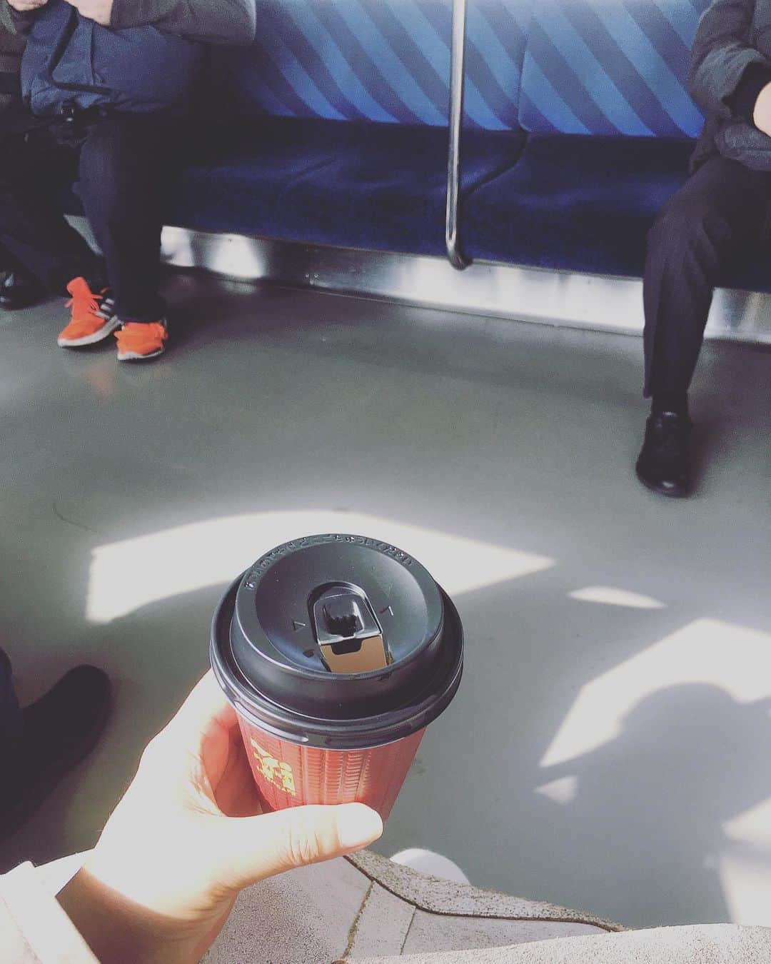 のインスタグラム：「GO TO使うほど遠方には行けないんだけど、ちょこっと東京を抜け出す日。  クールなナンバーと共に。  #猫沢音」
