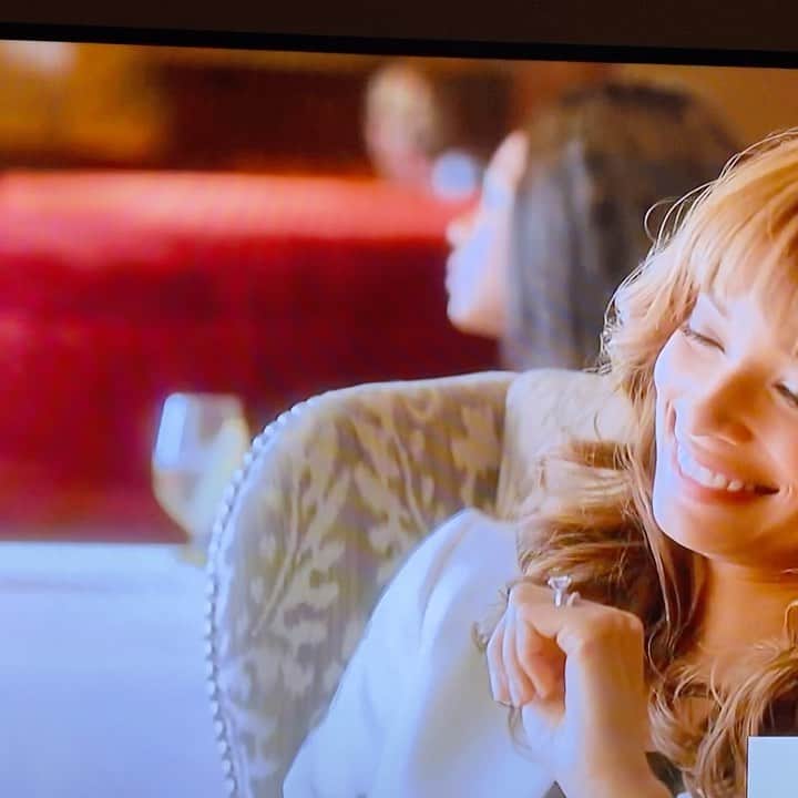 ロッチェル・エイツのインスタグラム：「#crazysexycool The TLC movie is on VH1. I had so much fun filming this. I grew up loving TLC so this was an absolute honor. I was literally getting over the flu when I shot this. You can clearly hear it in this scene.🤦🏽‍♀️」