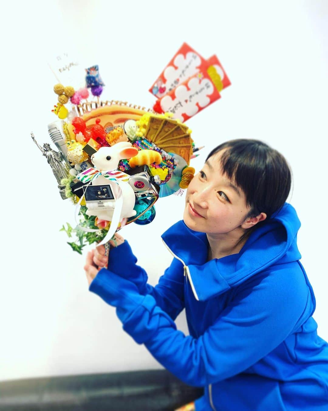 たむらぱんのインスタグラム：「今年、熊手を作る機会を頂きました。出来上がった時は嬉しくてぎゅうぎゅう抱きしめたかったけど壊れたら大変なので我慢しました。そのくらい気に入っている。かなり重たくてミシミシ鳴るのは気持ちの重みです笑。1,2枚目はよしかさんに撮って頂いた！特別。ひとつひとつ助けてもらいながら完成へと辿り着き、まさにひとりじゃ何も出来なかったのです。それを改めて胸に、いっそう頑張るね。そしてみんなの、この世の中の気持ちが穏やかでしあわせであることを、稲穂の写真を撮りながら ぼん！と思ったのです。わーおなかすいた😊 #熊手 #酉の市」