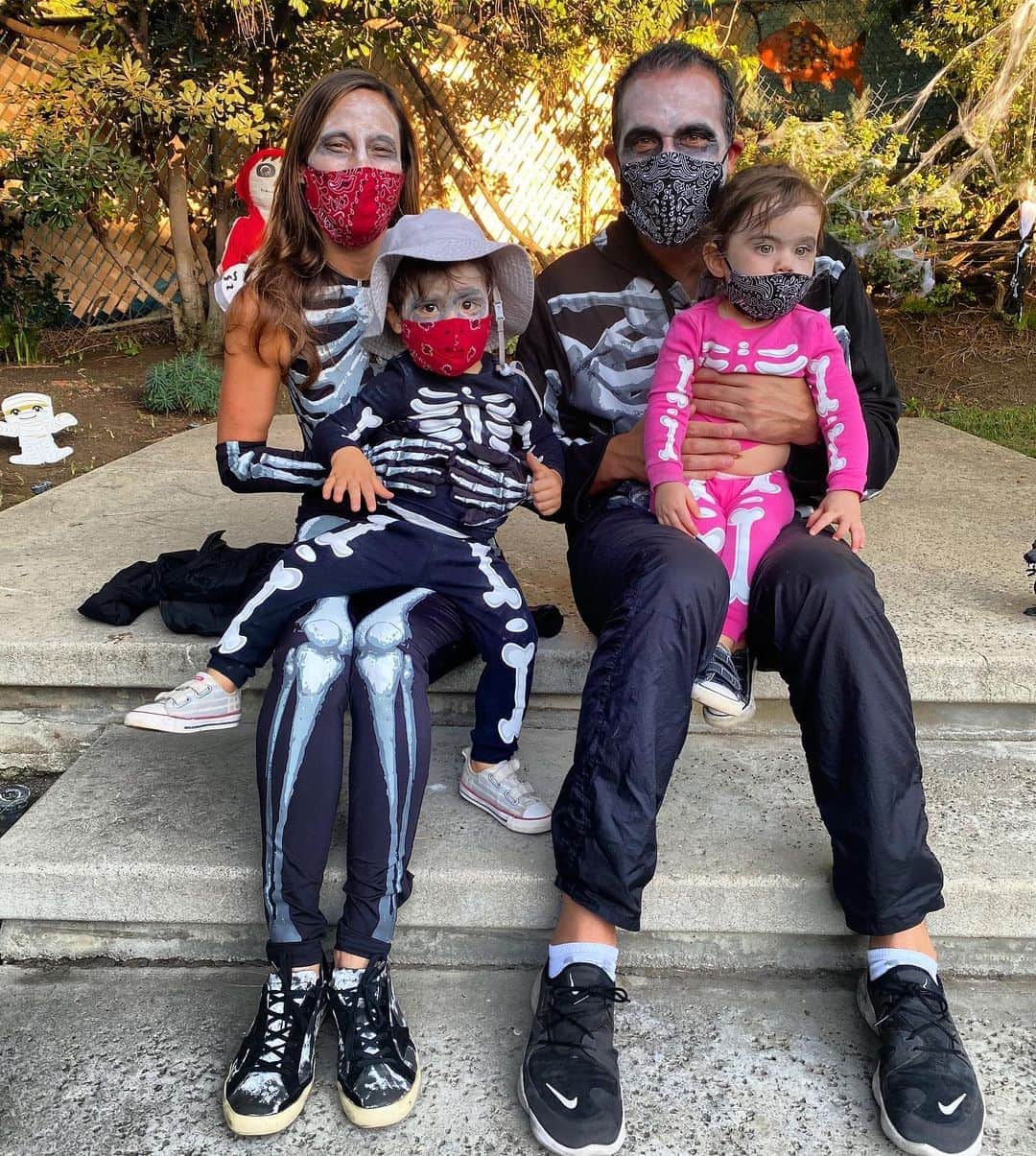 ミッシェルジョナスのインスタグラム：「Hope you all had a happy and safe Halloween. 🎃👻   www.mijobymichellejonas.com #michellejonasdesigns #michellejonastravelwear  • • • • #Halloween #Family #MadeInLA #evolving #perspective #loveyourlife #beautyisintheeyeofthebeholder  #nobettertimethannow #instafashionistas #vacationwear #travelwear  #loveyourlook #fallinlovewiththeprocess #love #yourelovely #friends #besafeeveryone #tiedyedinLA #HandDyed #Inspiration」