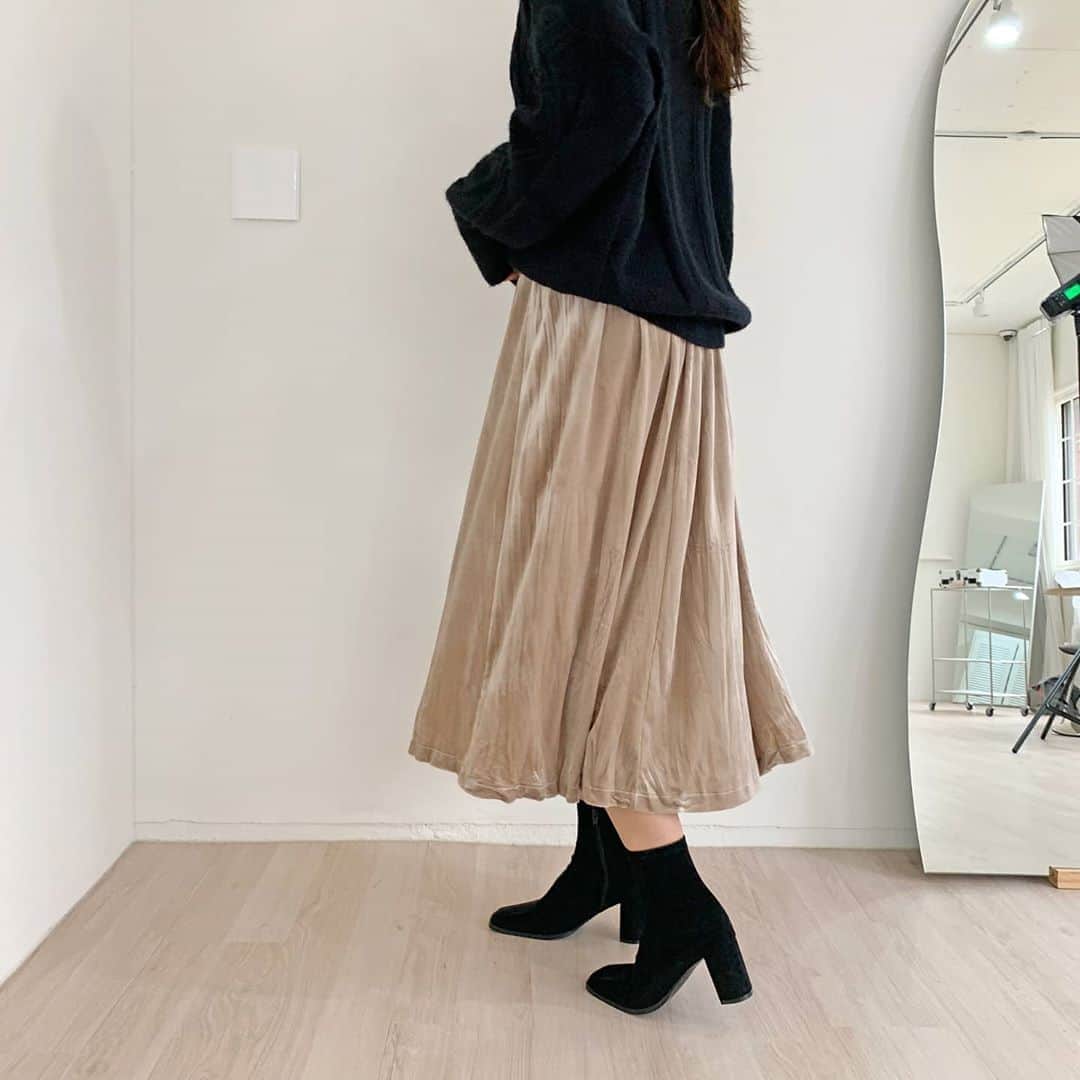 HOTPING公式アカウントさんのインスタグラム写真 - (HOTPING公式アカウントInstagram)「高級感漂うベルベット素材のロングスカート💕 カラーによって違う魅力がある人気アイテム✨  ウエストゴムで履き心地までバツグンです🙆‍♀️❤ -  #スカート #ベルベット #フレア」11月2日 10時28分 - hotping_japan