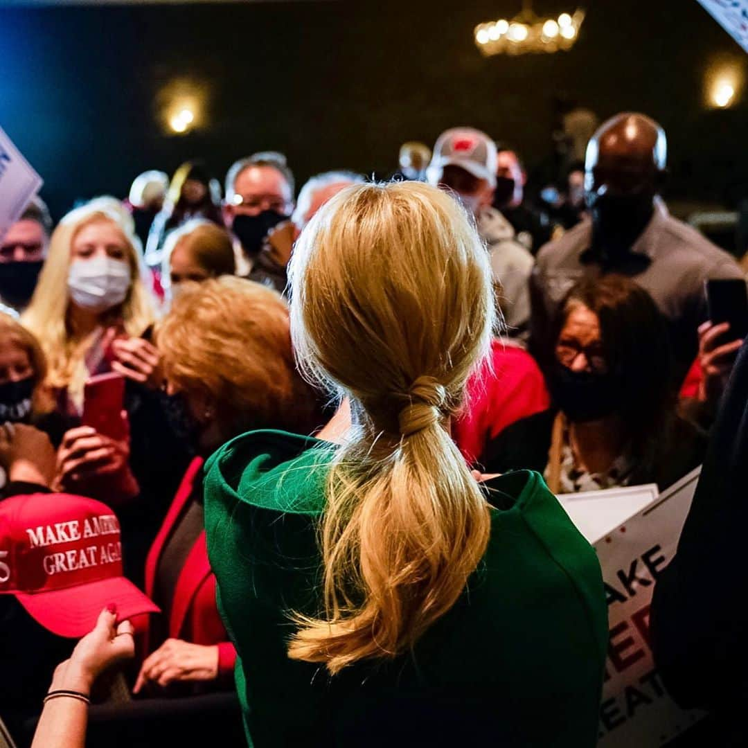 イヴァンカ・トランプさんのインスタグラム写真 - (イヴァンカ・トランプInstagram)「For years we had a President who apologized for America — now we have a President who is standing up for America, and standing up for Wisconsin!  Two days from now we’re going to win Wisconsin and four more years for @realdonaldtrump ! 🇺🇸🇺🇸🇺🇸」11月2日 10時29分 - ivankatrump