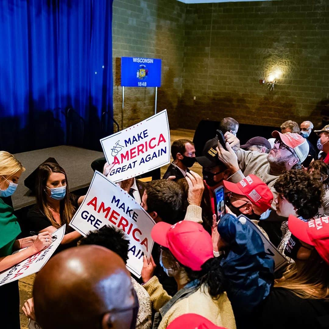 イヴァンカ・トランプさんのインスタグラム写真 - (イヴァンカ・トランプInstagram)「For years we had a President who apologized for America — now we have a President who is standing up for America, and standing up for Wisconsin!  Two days from now we’re going to win Wisconsin and four more years for @realdonaldtrump ! 🇺🇸🇺🇸🇺🇸」11月2日 10時29分 - ivankatrump