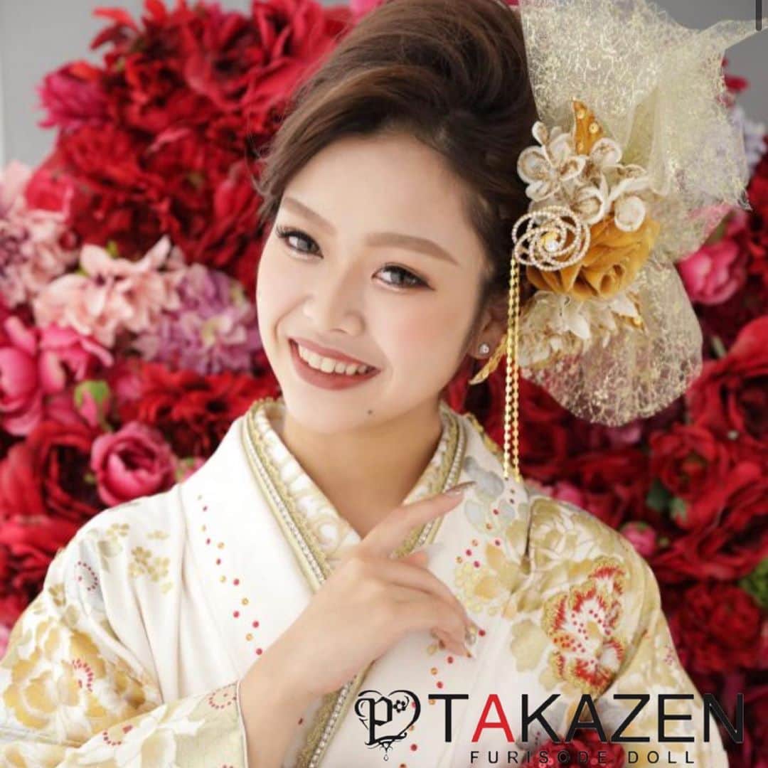 TAKAZENさんのインスタグラム写真 - (TAKAZENInstagram)「. . 本日は前撮り姫ちゃんのご紹介です😋  モードのお振袖を着こなしてくれたミクリちゃんです💄 白地のキラキラモードのお振袖に、 お持ち込みのショールがとても似合っていました✨  髪飾りもゴールドで合わせて頂きました👀！ めちゃくちゃ可愛かったです😍😍 是非、皆様も参考にしてみてください🐶 .  #takazen梅田店 #takazen  #袴レンタル#kimono#和装 #梅田#大阪#umeda#osaka #卒業式#卒業式hair#卒業式髪型 #髪飾り #振袖レンタル断トツNo1 #成人式振袖断トツNo1 #振袖#袴#l4l#instafashion #インスタ映え#令和  #ヘアアレンジ#キラキラ #genic_mag#instpic #プリント倶楽部#いいね返し #instagood #instalove #l4like」11月2日 10時34分 - takazen_umeda