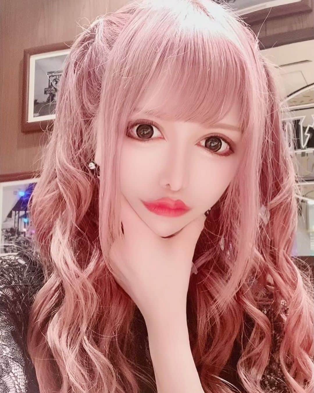 のインスタグラム：「10月は髪ピンクだった  #歌舞伎町#キャバクラ#新宿#キャバ嬢#水商売#歌舞伎#BAR#サパー#ホスト#ラウンジ#ピンクヘアー#ハーフツイン＃ヘアメ」