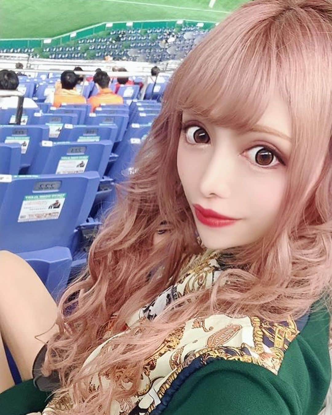 のインスタグラム：「10月の東京ドーム野球観戦 ジャイアンツVSカープ 楽しかた  #歌舞伎町#キャバクラ#新宿#キャバ嬢#歌舞伎#BAR#サパー#ホスト#ラウンジ#東京ドーム#野球観戦#巨人#広島カープ」