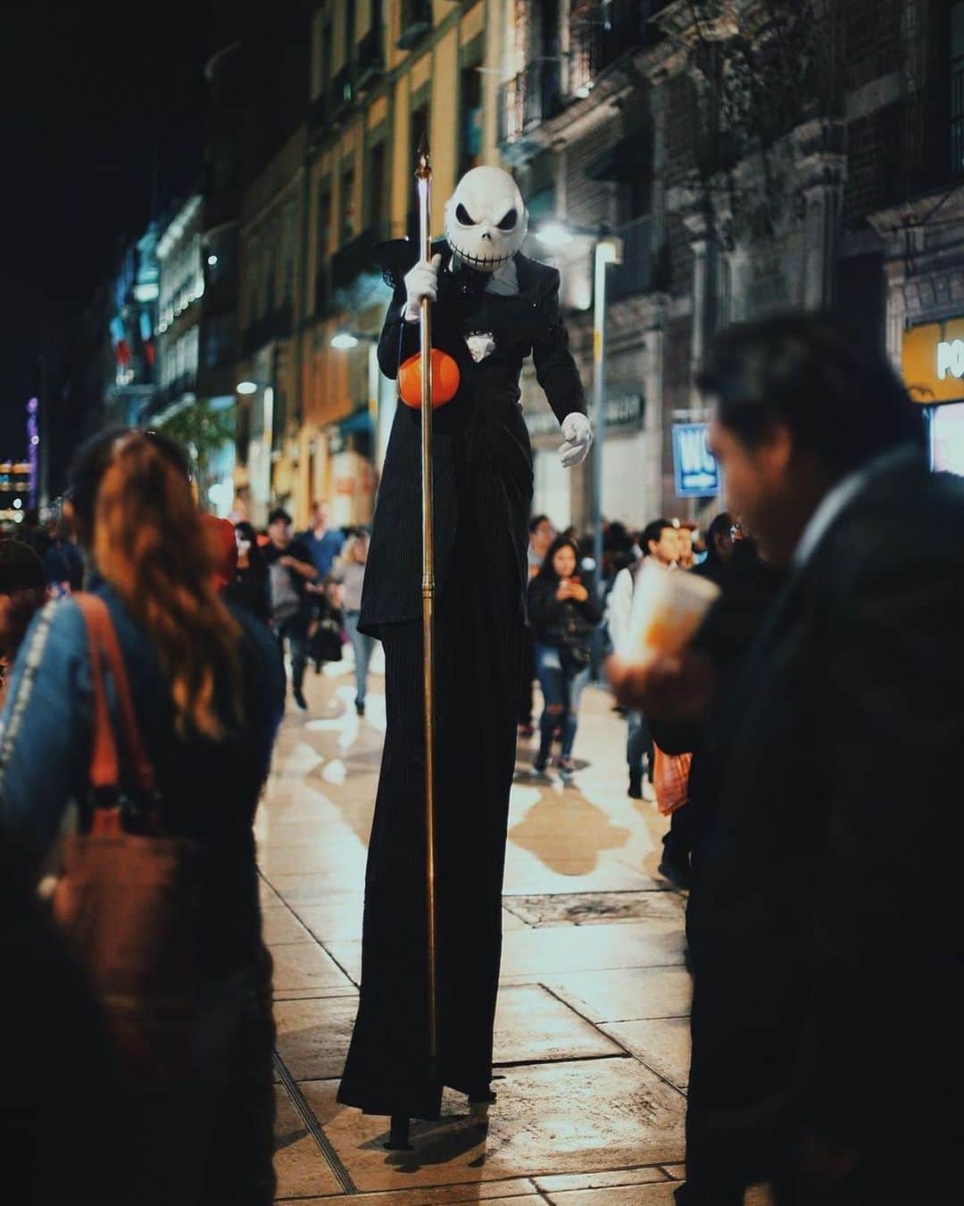 Chad Santosさんのインスタグラム写真 - (Chad SantosInstagram)「#メキシコシティ #メキシコ #ハロウィン #写真 #写真家 #mexicocity #mexigers #mexico_maravilloso #streetclassics #adorama #망자의날 #halloween #reportagespotlight #streetleaks #mexico_amazing #subway #urbanacdmx #timburton #thisweekoninstagram #cosplay #portraitphotography #portrait #streetphogtaphy #bokeh #jackskellington #makeup #makeupartist #makeupideas」11月2日 10時40分 - elchadsantos