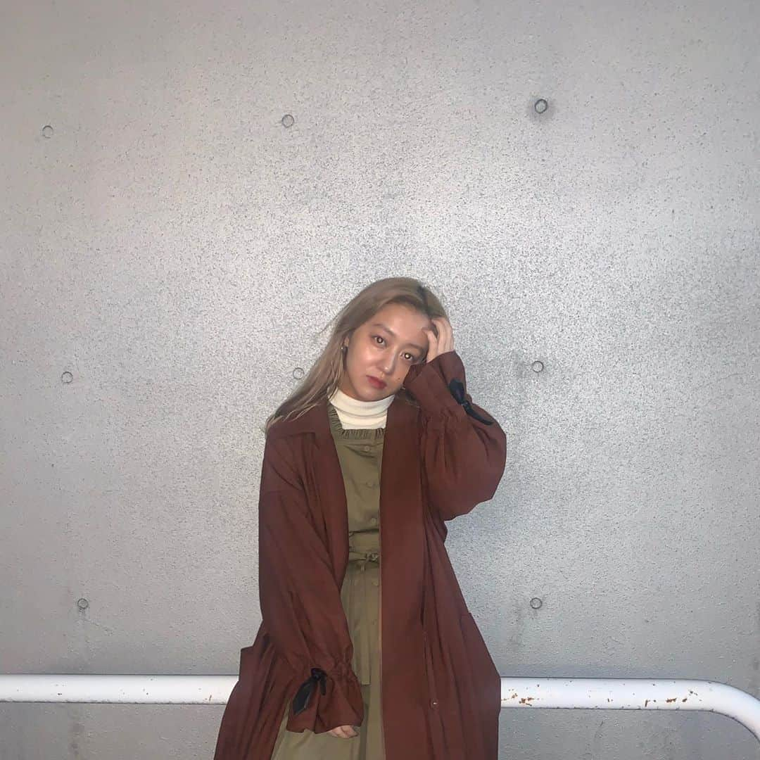 萩原舞さんのインスタグラム写真 - (萩原舞Instagram)「早速、 @bitm_official の frill neck PAJAMA dress を合わせてきてみた∮ (この間のインスタライブのコーデも載ってるよん)  みんなのところにも着々と 届いているかなぁ？❤︎  色々なコーデで合わせてみてネェ💕」11月2日 10時45分 - mai_hagiwara_22462