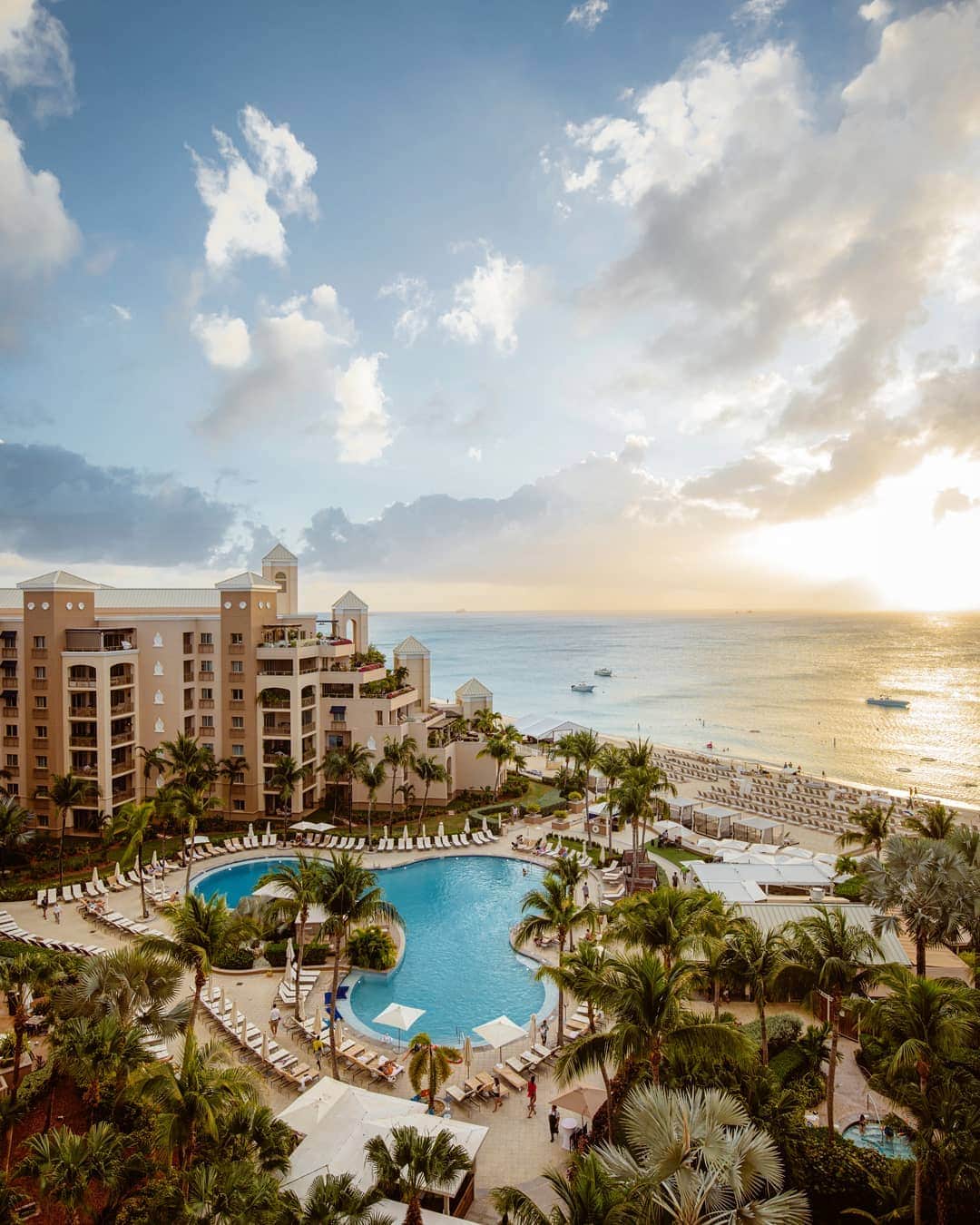 リッツ・カールトンのインスタグラム：「On Seven Mile Beach, discover sand and waves joined at sunset at The Ritz-Carlton, #GrandCayman.」