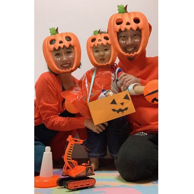 のインスタグラム：「1日遅れでハロウィンしたょ🎃👻🍭🍪🍬🍫🍿 ・ ユウシンが保育園で作って来た、マント・お菓子入れ・ブレスレットで楽しんだょ👨‍👩‍👦🌟 ・ ぁぁ…かわいい😍💕💕💕💕💕💕💕💕 ・ ハロウィン前日は、このフル装備でみんなで近所をお散歩したらしい👶🏻🎃👻🌟 もぅ絶対かわいいやつ❤️ ・ ・ #halloween  #happyhalloween  #🎃 #👻 #保育園 #かわいい #👶🏻 #❤️ #👨‍👩‍👦」