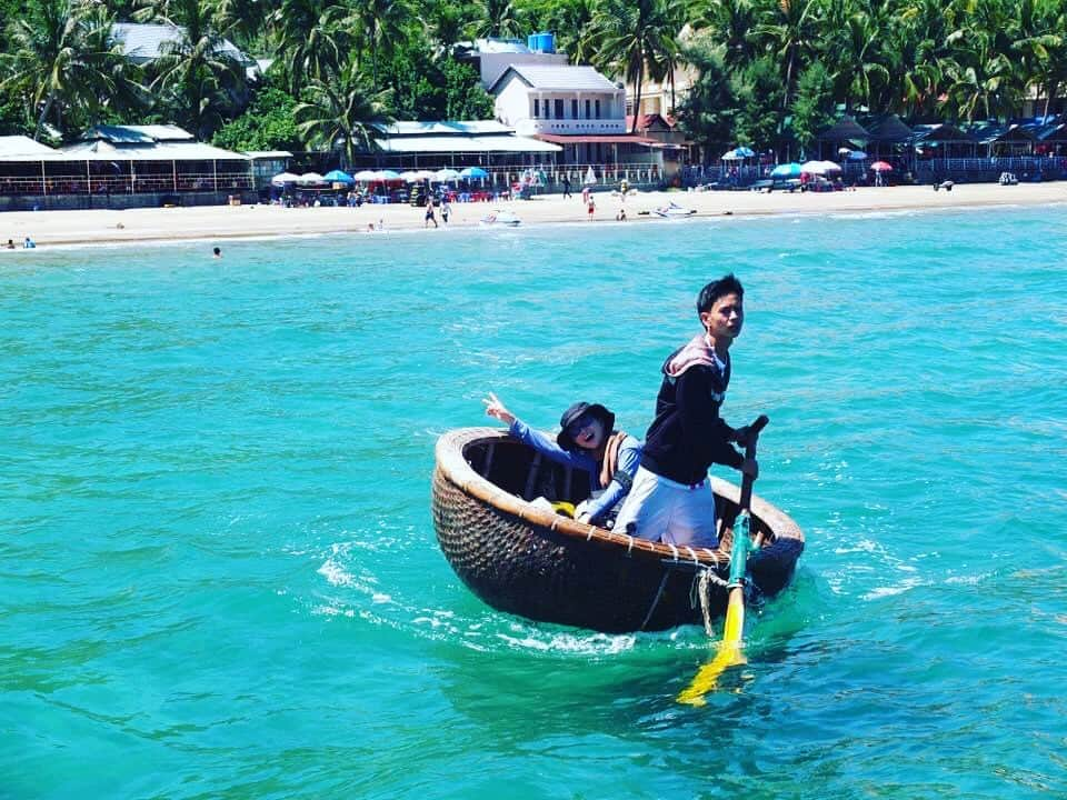 野村佑香のインスタグラム：「今週の水曜日は、  『ぐるっとインドシナ半島3000キロ 豊かさと悲しみの大地を行く』  の再放送🚣‍♂️  前編はベトナム東海岸をぐるっとします🇻🇳  こんなリアル一寸法師なれる船まであるなんて世界は広いぜっ‼️‼️  ぜひ、ご覧ください❤️  #ぐるっと#ぐるっとシリーズ#再放送#ベトナム#vietnam#ファンティエット#phanthiet」