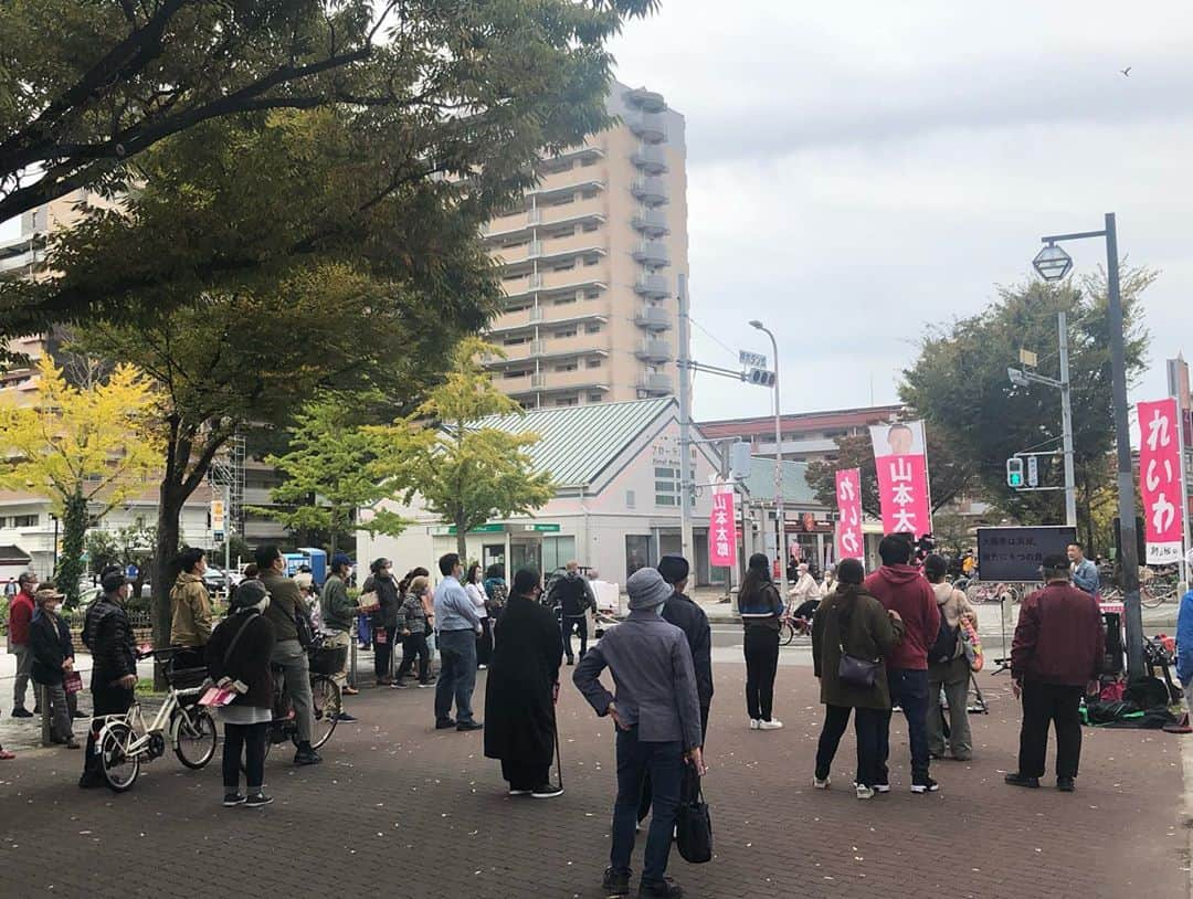 八幡愛さんのインスタグラム写真 - (八幡愛Instagram)「２週間、れいわ新選組と共に都構想という名の“大阪市を廃止するか否かの住民投票”まで毎日大阪市内を駆けずりまわりました🏃‍♀️ 山本太郎代表が登場するまでの前説、ウグイスや現場セッティングやビラ配り、毎日本気で、1人でも多くの方に都構想のヤバさ、維新政治の暴走を伝える為に力を尽くしました！！ 山本太郎は、聴衆の数なんて関係なく、目の前の人に真摯に語り続けました。 本当にかっこいいしますます尊敬。 そして、ボランティアのみなさんのお力添えもあって、なんとか大阪市を守ることができた。 草の根でひっくり返せるんやって未来に希望が持てた🥺  まだまだこれから。 始まったばっかりや！！  #大阪都構想 #れいわ新選組 #山本太郎」11月2日 10時53分 - aiainstein