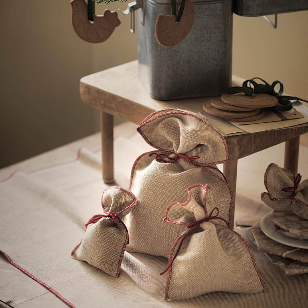 IKEA JAPANさんのインスタグラム写真 - (IKEA JAPANInstagram)「クリスマスを家族みんなでもっと楽しもう🎄﻿ ﻿ ジンジャーブレッドクッキーなど、クリスマスならではのお菓子をつくってみたり、いつもの食卓をクリスマスらしく飾ってみたり、子どもたちの楽しみでもあるギフトの包装紙にもこだわってアレンジしてみたり。﻿ ﻿ イケアには、クリスマスを家族みんなでもっと楽しむアイテムがたくさん。﻿ ぜひチェックして、今年のクリスマスを最高のものにしてみてください。﻿ ﻿ #クリスマス #インテリア #クリスマス雑貨 #イケア #ikeajapan #IKEA #テーブルウェア #ラッピング #クリスマスプレゼント #クリスマスパーティー」11月2日 11時00分 - ikeajapan