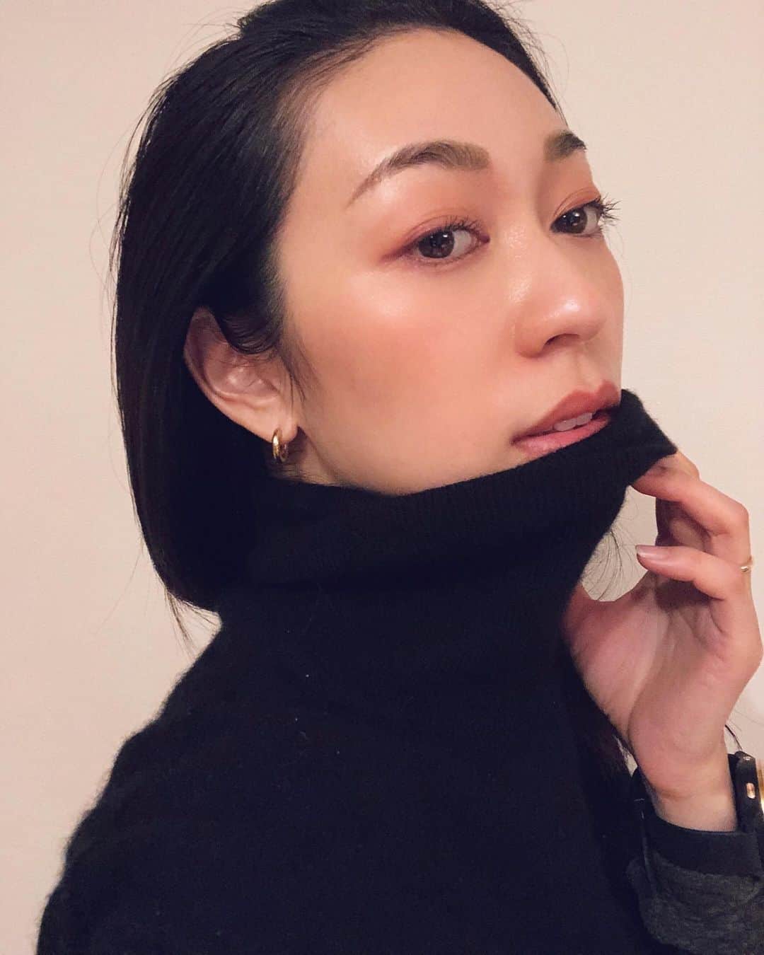 熊澤枝里子のインスタグラム：「とてもシンプルなフープピアス💛 キャッチレスで無駄がないデザインと、少し厚みのある質感が、探していたドツボでした😍💫 earrings @allbluesofficial」