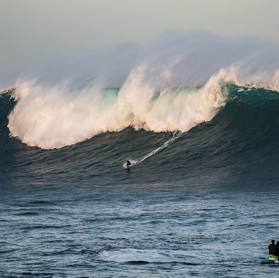 ビラボンのインスタグラム：「Drop everything and go.  バスク地方にヒットしたスーパーソリッドなスウェル。 @justinbecret doesn’t think twice before charging it.  📸 @manu__miguelez」
