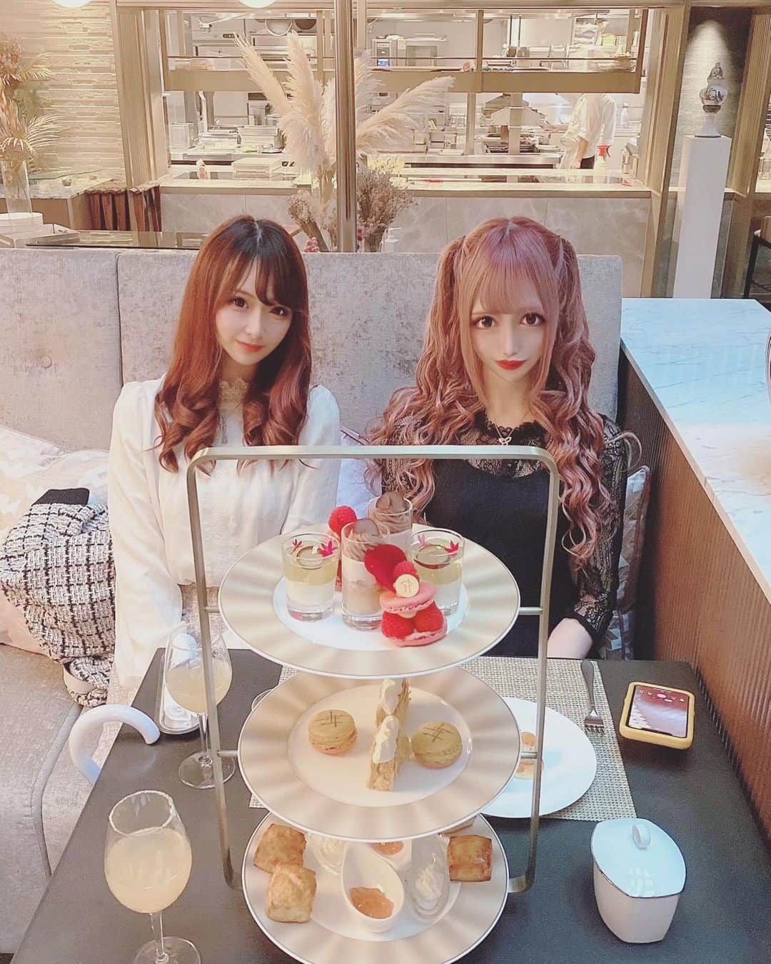 のインスタグラム：「ここちゃんとペニンシュラ東京でアフタヌーンティー☕️🧁  #歌舞伎町#キャバクラ#新宿#キャバ嬢#水商売#歌舞伎#BAR#サパー#ホスト#ラウンジ#ペニンシュラ東京 ＃アフタヌーンティー」