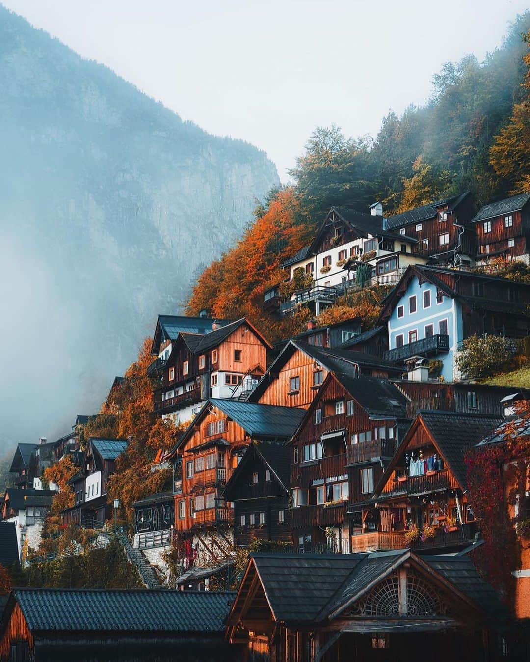 BEAUTIFUL DESTINATIONSさんのインスタグラム写真 - (BEAUTIFUL DESTINATIONSInstagram)「A quaint village tucked in Austria's mountainous Salzkammergut region, Hallstrat is home to 16th-century Alpine houses and alleyways that are peppered with cafés and shops.  "The air was crisp, the waters were still, it was just us. It felt magical." Swipe to see more of this charming locale! ✨   Have you been to Austria? What are your best memories from here? 🇦🇹  📸 Photos and Story by @jamesrelfdyer 📍 Hallstatt, Austria」11月2日 11時02分 - beautifuldestinations