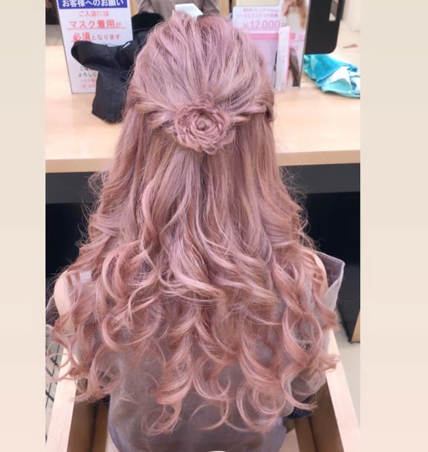 のインスタグラム：「可愛いヘアメちゃん お花咲いてる🌸  #歌舞伎町#キャバクラ#新宿#キャバ嬢#水商売#歌舞伎#BAR#サパー#ホスト#ラウンジ#ピンクヘアー＃ヘアメ#ヴィオナドール#ハーフアップ」