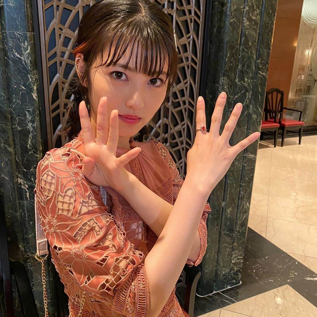 浜辺美波さんのインスタグラム写真 - (浜辺美波Instagram)「#浜辺美波 公式Twitterより  今夜22時からは!! 『タリオ~復讐代行の2人~』第4話🐝 NHKにて🐝 今夜はパパ活OLの復讐劇!! でもちょっと切なかったりしてね。 1枚目はパパ活調査の真実さん ここでクイズ。 2枚目の写真はなんていってるでしょーか??🐝 #タリオ」11月2日 11時08分 - minami_829_gram