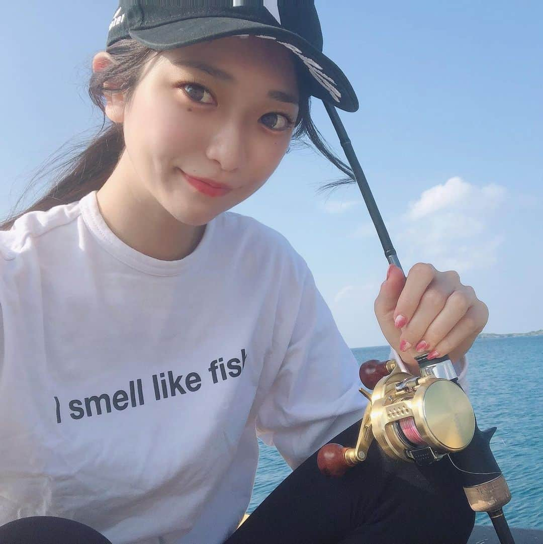 涼野はるかさんのインスタグラム写真 - (涼野はるかInstagram)「* * I smell like fish 🐟 　　　　　　  ☞HITMAN apparel * * * * #釣りガール #海釣り #釣りコーデ #ルアーフィッシング #fishinggirl #hitman #fashion」11月2日 11時16分 - suzuno_haruka