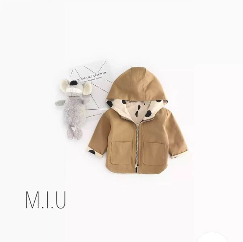 M.I.U?(エムアイユー)のインスタグラム：「. 即納可能サイズあります🙆‍♀️ . 【商品番号#MIU631】 ◆リバーシブルドット柄ジャケット◆ . サイズ 73、80、90、100、110 展開 . 【詳細・ご注文は画像をタップして進んでね👆❤️】 . . #MIUキッズ  #MIUベビー #MIU女の子 #MIU男の子 ☝︎ハッシュタグより関連商品が見られます🔎 . 質問等は全てEメールにてお願いします📩DM、コメントは見逃してしまう場合があります🙇 . . #海外子供服#輸入子供服#韓国子供服#子供服#ベビー服#キッズ#ベビー#キッズファッション#kidsfashion #キッズコーデ #女の子#男の子#親バカ #ベビーモデル #赤ちゃん #女の子ママ #男の子ママ#ベビフル #新米ママ #0歳#1歳#2歳#3歳#4歳#5歳」