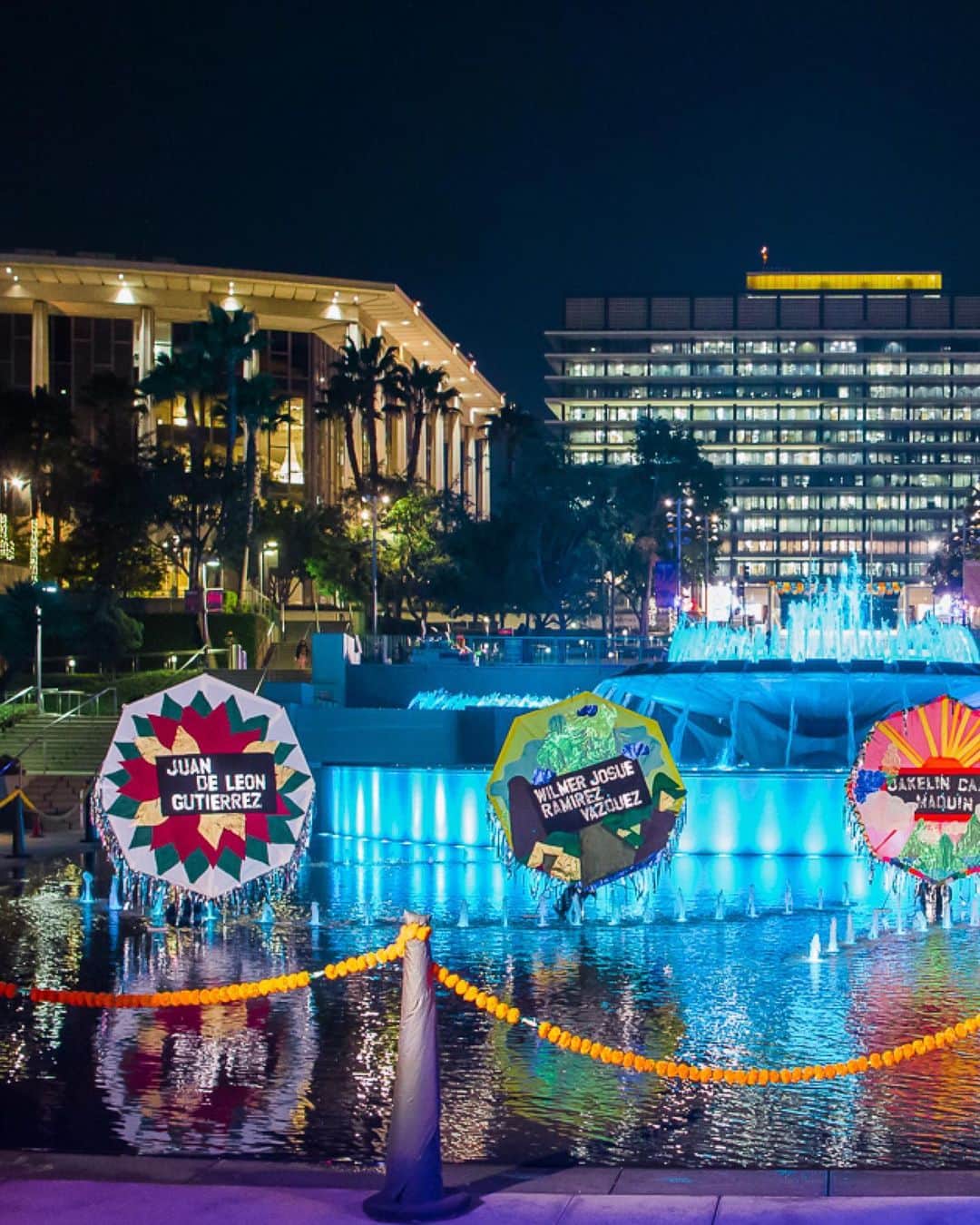 のインスタグラム：「Latin America has different ways to honor their dead and this time @ambosproject team member Jackie Amezquita (@jackieamezquita), in collaboration with artist Julio Toruno (@juliocesar_toruno), have created 5 kites that commemorate the children who lost their lives while in ICE custody. The installation is currently on view at @grandpark_la as part of Día de Los Muertos celebrations organized this year by @shg1970.   Every first of November, Guatemalan residents honor their dead by making kites. This tradition is part of All Saints' Day celebrations in the town of Santiago Sumpango where residents transform their skies with colorful “Barriletes Gigantes", or “Giant Kites”.   These kites, some of which are over 40 feet in diameter, are hand painted and decorated with tissue paper and flow over the skies while flowers embellish the graves of their loved ones below. Los abuelos say that back then, the color kites represented the union of the underworld and the land of the living.   "The weavings and kites are an important cultural symbol and tie to specific ethno-linguistic Mayan identity in Guatemala, with designs depicting specific family stories, including, at times, government oppression and economic conditions", writes Michael K. Steinberg, an associate professor at the University of Albama, in a report about Guatemala's traditions.  We are not able to share resources that can direct you to an archive with all this information, as Immigration Custom Enforcement (aka ICE) has not provided information pertaining to the children in their custody.   Honor these children with us and say their names.   ❤️Juan De Leon Gutierrez, 16, year old from Guatemala ❤️ Wilmer Josue Ramirez Vasquez, 2 1/2 years old from Guatemala ❤️ Jakelin Caal Maquin , 7 years old from Guatemala ❤️ Felipe Alonzo, 8 years  old from Guatemala ❤️ Carlos Gregorio Hernandez, 16 years old from Guatemala  💥REST IN POWER💥  All photos by @ginaclyne  #familiesbelongtogether #USelection2020 #dayofthedeath #Guatemalantraditions #kites #ambosontheroad #ambosproject #lafrontera #sinfronteras」