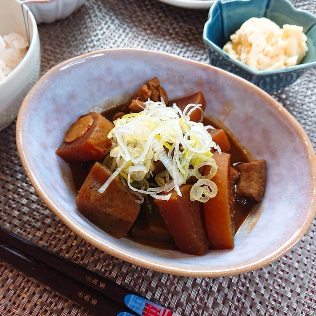 佐藤実絵子さんのインスタグラム写真 - (佐藤実絵子Instagram)「〔どて煮〕ごはんのきろく🍚 * 色々あってひっさしぶりになってしまったー！ 八丁味噌大好きです💓 * あとは#作ってみりん のゴボウの唐揚げと、ピーマンときのこを青椒肉絲の味付けで炒めたよ！肉無くてもうまし！ * * #みえこごはん #レシピ #簡単レシピ #サラダレシピ #二人ごはん #ふたりごはん #おうちごはん #おうちごはんlover #しあわせごはん #家庭料理 #献立 #デリスタグラム #デリスタグラマー #クッキングラム #てづくりごはん365 #フーディーテーブル #うつわ好き #うつわ #instafood #lovefood #instalove  #foodstagram #japanesefoods」11月2日 11時22分 - mieppp624