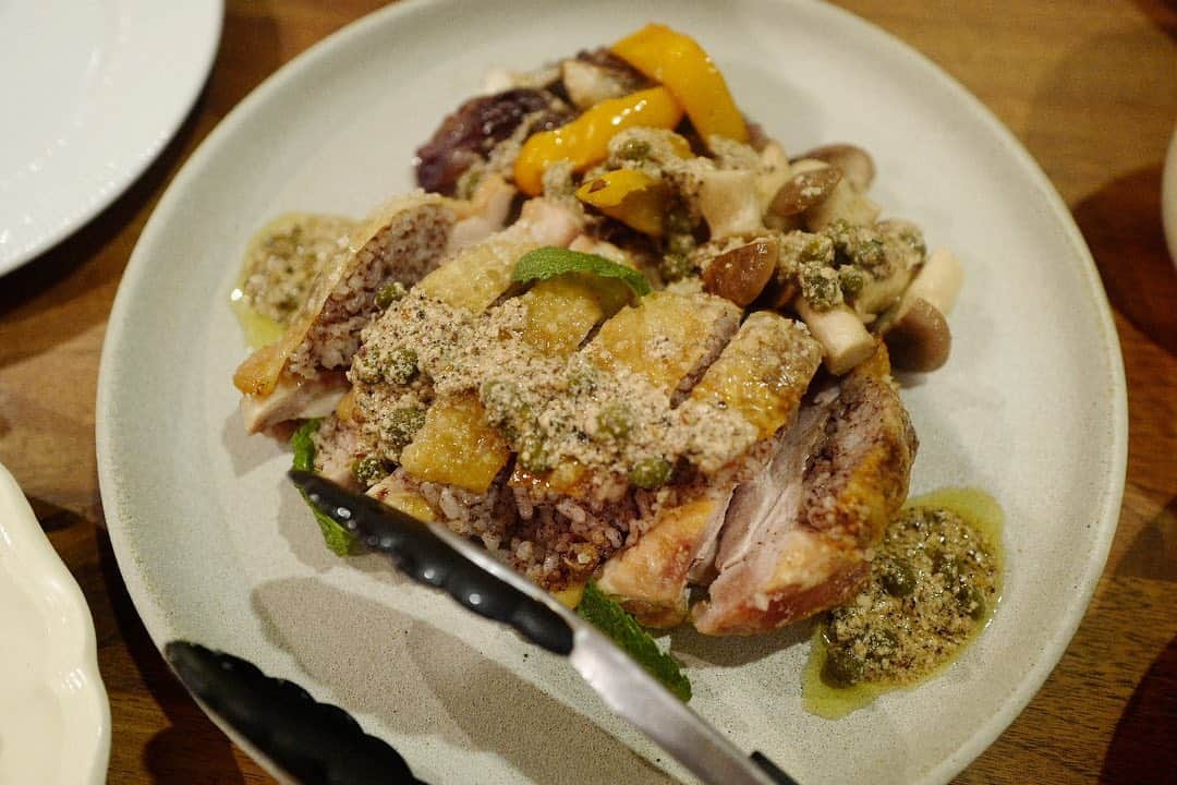 安田美沙子さんのインスタグラム写真 - (安田美沙子Instagram)「先日、お客さまが来てくれたので、お料理教室で習ったチキン&スープ✨ オリーブペーストの入ったご飯チキン詰め(きっともっとオサレな名前) そのチキンを焼くときに出た肉汁で作るマスタードのスープ。ミントはベランダから摘んで来た。そんなのも幸せ🍃 ボリューミーで美味しかった😋✨ たまには大人が好きな大人向けの食材を使ってお料理すると格別に幸せを感じる。 食べるのも好きだけど、集中してキッチンにこもってお料理するのも幸せだなぁ。。 . . . #みさこクッキング #dinner #chicken #olive #soup #potato  #carotte #astier #antique」11月2日 11時22分 - yasuda_misako