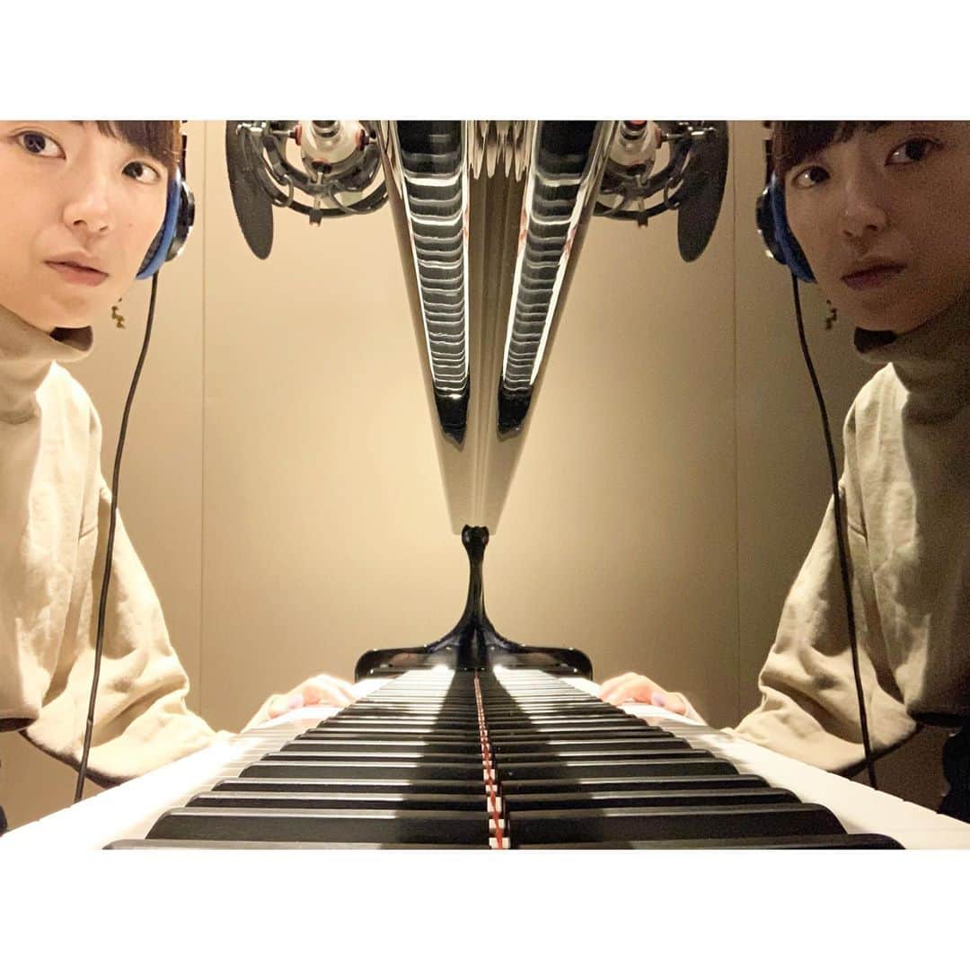 熊木杏里のインスタグラム：「11日に出ます✨ album 「なにが心にあればいい？」  色々な所でお話し、文章、歌唱。 登場致します。 HP、Twitterをご覧下さい  Live🎤も迫ってきました！ わくわく！  寒くなってきましたので 温かくお過ごし下さいませ。」