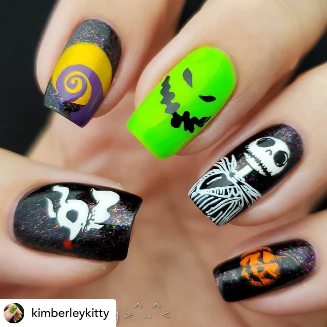 Nail Designsさんのインスタグラム写真 - (Nail DesignsInstagram)「Credit• @kimberleykitty Happy Birthday Marilynn! The big 32! Today is the happy happy birthday of my nail bestie, @nailsmyth. 🎁🎀🎉🪅🍰 And of course I created a special mani just for her.  I know she loves The Nightmare Before Christmas, and decided to copy one of her oldest posted designs, from 2016. Swipe to see the nails she created, but she hand painted hers!  Instead of hand painting mine, which I just cannot do, I used stamping plates. I used a combination of plates from @sugarbubbles_nailart @mundodeunas and @moyou_london. My base color is Eclipse from @ilnp and Ectoplasm from @tonicpolish.  I hope you have an absolutely perfect birthday Marilynn! And many more!  #happybirthday #nails #nailpolish #nailart #happybirthdaymarilynn #thenightmarebeforechristmas #thenightmarebeforechristmasnails #stampednails #mundodeunas #mundodeunasjack #sugarbubbles #sb075 #kimberleykitty」11月2日 11時32分 - nailartfeature