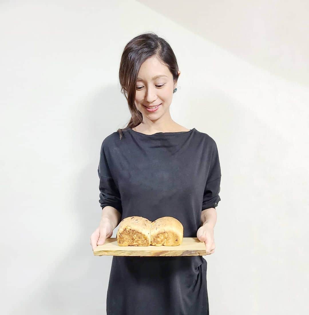 酒井千佳さんのインスタグラム写真 - (酒井千佳Instagram)「* オレンジピールとレーズンの食パン。  あまり見栄えがよくなかったので ひきの写真だけで。  #オレンジピールパン #レーズンパン #パン活 #パン作り #パンとうつわを焼く女 #さかいさんちのごはん #暮らしにゆとりを」11月2日 11時26分 - sakaichikaaaa