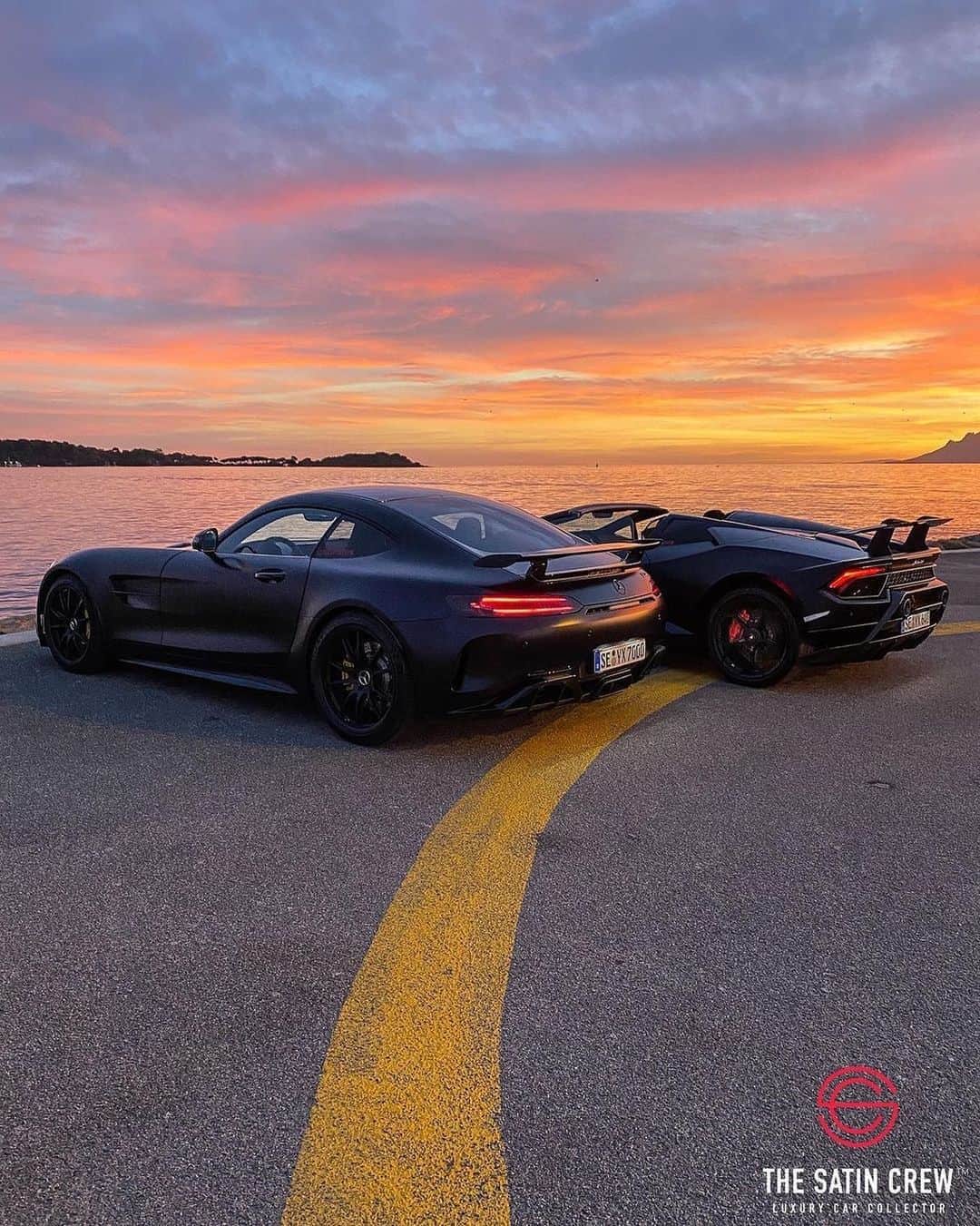 CARLiFESTYLEさんのインスタグラム写真 - (CARLiFESTYLEInstagram)「Who’s got the better looking 🍑? @thesatincrew AMG GT R and Huracan Performante #carlifestyle」11月2日 11時28分 - carlifestyle