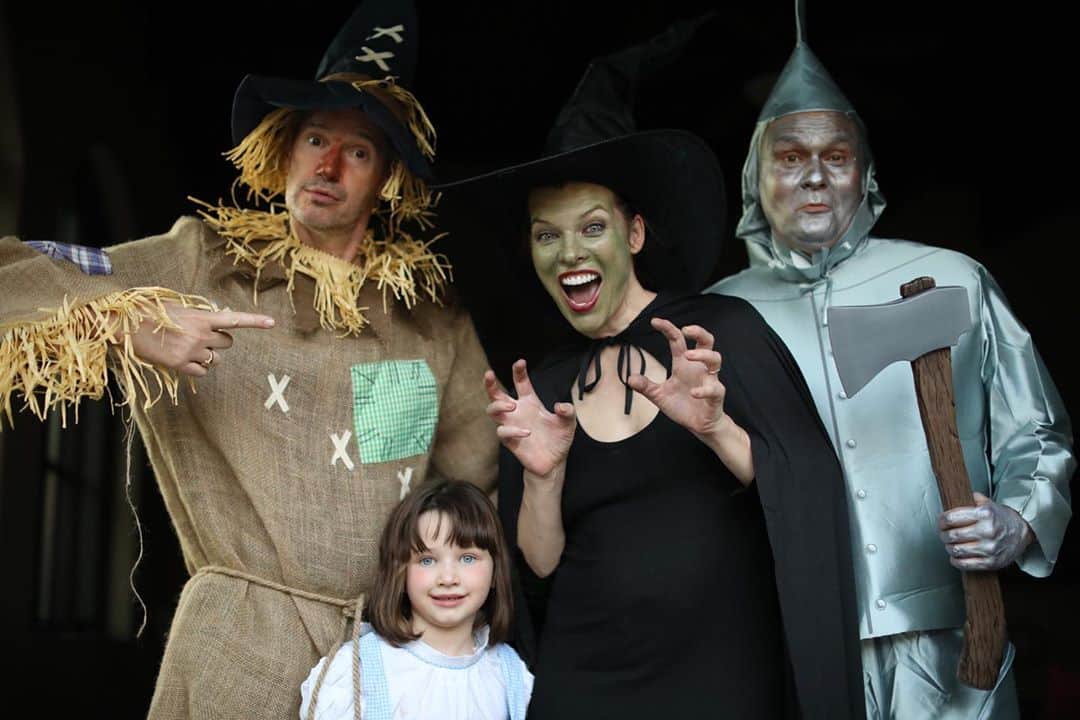 ミラ・ジョヴォヴィッチのインスタグラム：「Halloween was so much fun! We had two sets of costumes, the first was “the office theme” for our eldest (which i posted last night) and because I wanted to make it special for both girls, we also did a “wizard of Oz” theme for our our 5 year old!❤️ photo by The Cowardly Lion aka @chrissbrenner 😊」